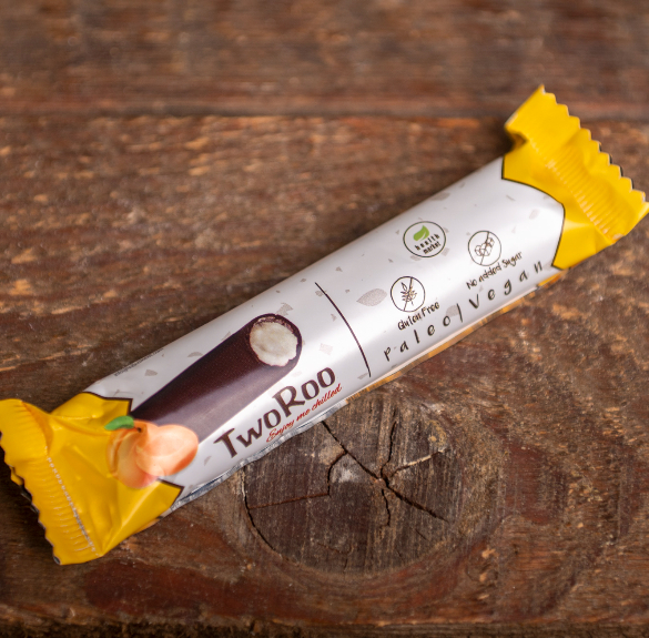 TwoRoo rúd liofilizált sárgabarackkal, étcsokoládéval mártva, édesítőszerekkel 30 g